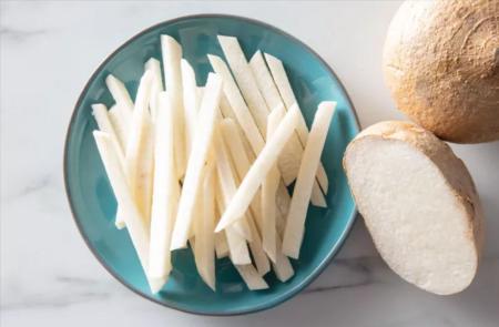 Jicama é conhecida como batata mexicana • Margot Cavin (The Spruce Eats)