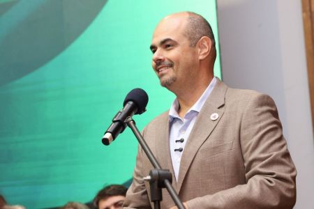 Mateus Simões (PSD) em evento de posse do novo presidente da Cemig