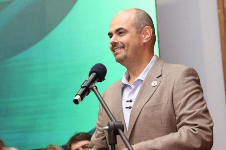 Mateus Simões (PSD) em evento de posse do novo presidente da Cemig