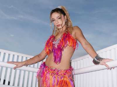 Samira posa antes de show de Shakira
