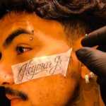 Jovem faz tatuagem do nome de Neymar no rosto após convocação para a Copa