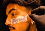 Jovem faz tatuagem do nome de Neymar no rosto após convocação para a Copa
