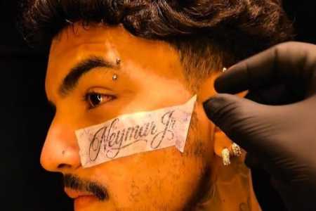Neymar ganha tatuagem no rosto de barbeiro em Uberlândia