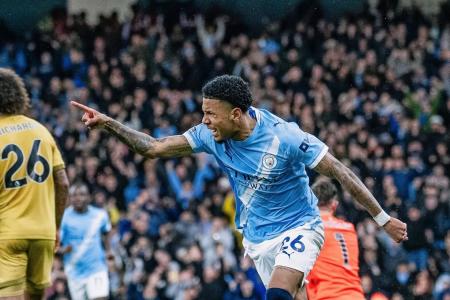 Samuel Lino comemora gol marcado com o Manchester City contra o Crystal Palace pela Premier League