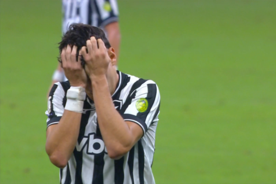 Zagueiro do Botafogo marca gol contra bizarro em partida contra o Bahia; veja