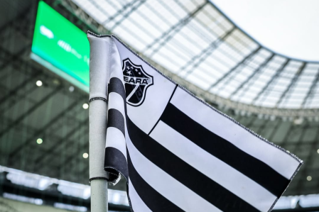 Bandeirinha de escanteio da Arena Castelão personalizada pelo Ceará