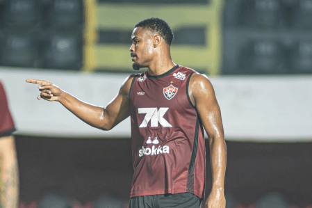 Lateral Nathan Mendes durante treino do Vitória