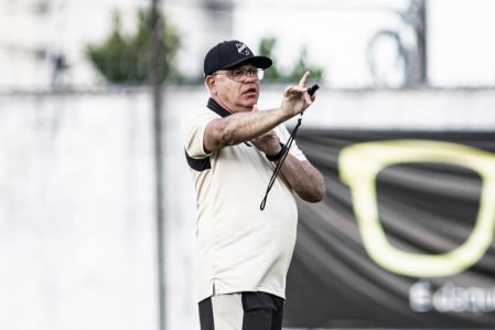 Técnico Waguinho Dias durante treino do ABC
