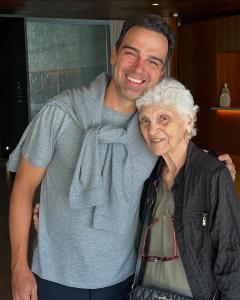 Tadeu Schmidt ao lado da mãe Dona Janira • Reprodução/Redes Sociais