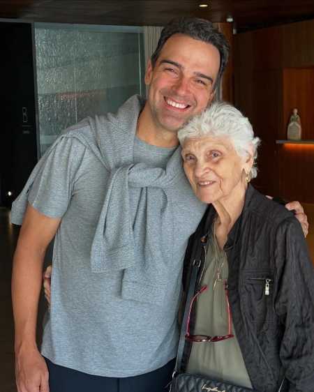 Tadeu Schmidt ao lado da mãe Dona Janira • Reprodução/Redes Sociais