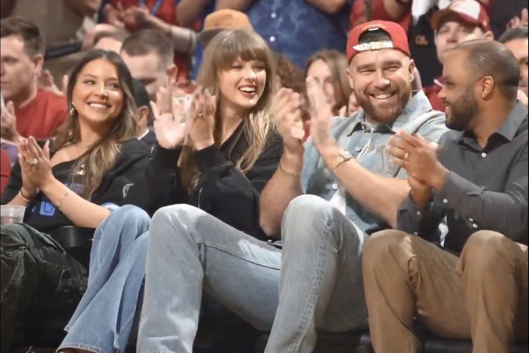 Taylor Swift faz aparição ao lado de Travis Kelce às vésperas de casamento