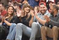 Taylor Swift faz aparição ao lado de Travis Kelce às vésperas de casamento