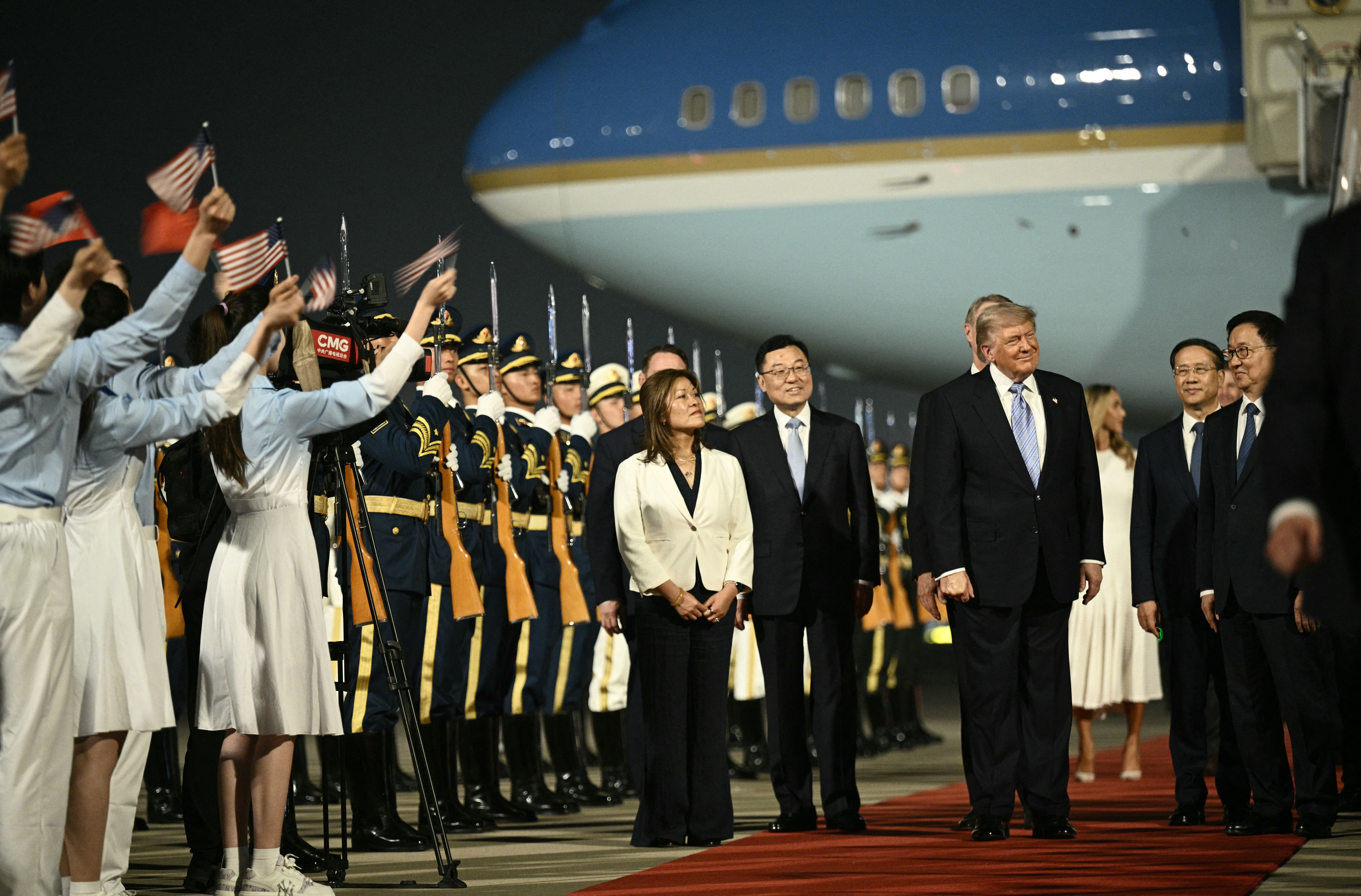 Trump chega à China para reunião com Xi Jinping sobre guerra e comércio