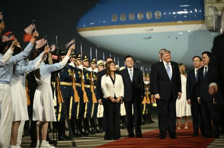 Trump chega à China para reunião com Xi Jinping sobre guerra e comércio
