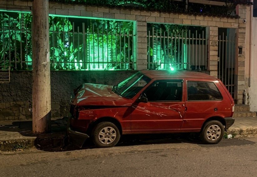 Motorista leva soco no rosto de motociclista, bate em poste e morre em BH
