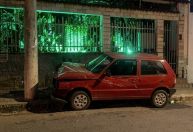 Motorista leva soco no rosto de motociclista, bate em poste e morre em BH