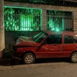 Motorista leva soco no rosto de motociclista, bate em poste e morre em BH
