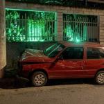 Motorista leva soco no rosto de motociclista, bate em poste e morre em BH
