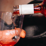 Festival do Vinho promove gastronomia e música na Praça José Mendes Jr. neste sábado (16)