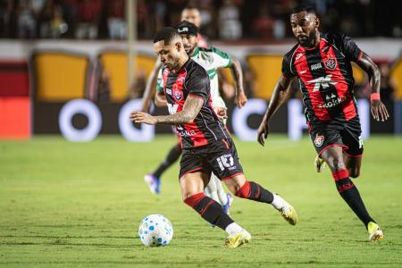 Matheuzinho em ação pelo Vitória contra o Coritiba