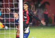 Vitória goleia Coritiba e se afasta do Z4 do Campeonato Brasileiro