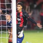 Vitória goleia Coritiba e se afasta do Z4 do Campeonato Brasileiro