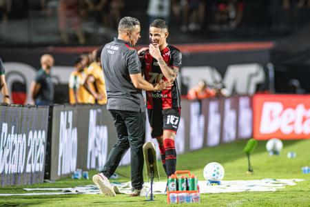 Jair Ventura e Erick conversam durante jogo do Vitória no Barradão