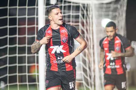 Atacante Renato Kayzer comemora gol do Vitória sobre o Ceará