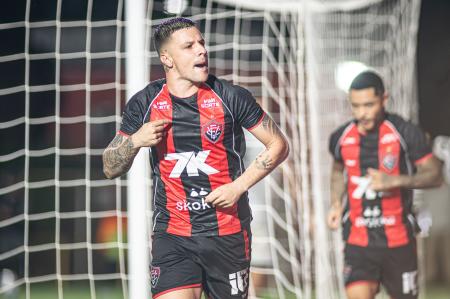 Atacante Renato Kayzer comemora gol do Vitória sobre o Ceará