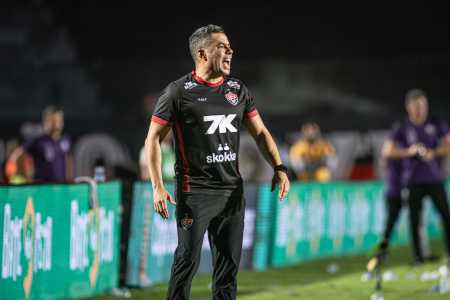 Técnico Jair Ventura, do Vitória, na beira do gramado