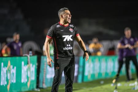 Técnico Jair Ventura, do Vitória, na beira do gramado
