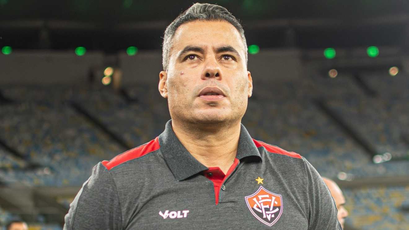 Jair Ventura evita empolgação após goleada do Vitória: 'Mata-mata é tenso'