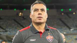 Jair Ventura evita empolgação após goleada do Vitória: 'Mata-mata é tenso'