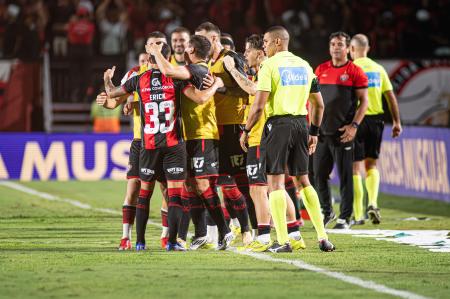 Jogadores do Vitória comemoram gol de Erick sobre o Flamengo • Victor Ferreira/EC Vitória