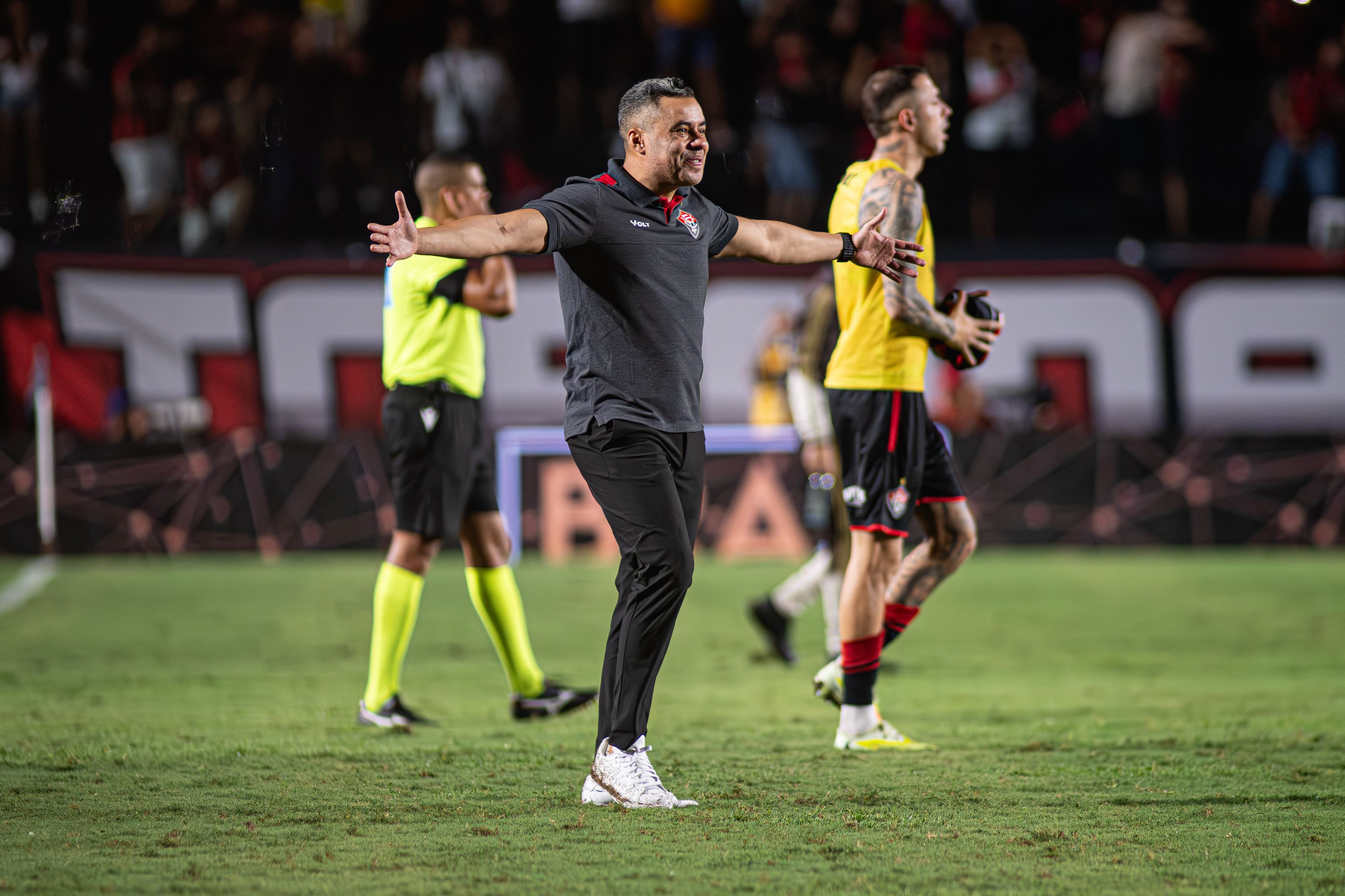 Após classificação do Vitória, Jair Ventura manda recado ao árbitro Raphael Claus