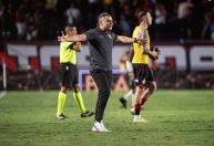 Após classificação do Vitória, Jair Ventura manda recado ao árbitro Raphael Claus