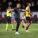 Após classificação do Vitória, Jair Ventura manda recado ao árbitro Raphael Claus