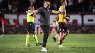 Após classificação do Vitória, Jair Ventura manda recado ao árbitro Raphael Claus
