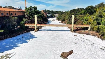 Vídeo Rio Tietê no interior de SP amanhece coberto por espuma tóxica de detergente • Foto: 𝐃-𝐕𝐈𝐒𝐈𝐎𝐍 Imagens Aéreas