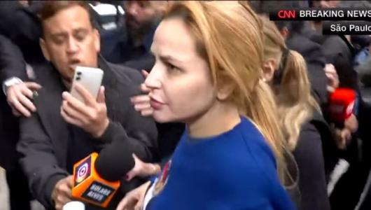 Vídeo mostra Deolane chegando à delegacia após prisão em operação do PCC