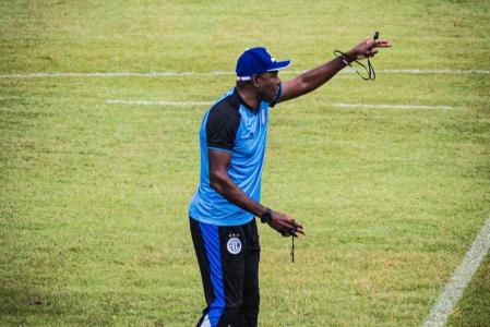 Técnico Cláudio Caçapa durante treino do Confiança