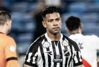 Ex-Cruzeiro faz gol de falta, vê time ser goleado e dispara contra árbitro 'cagão'