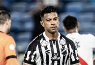 Ex-Cruzeiro faz gol de falta, vê time ser goleado e dispara contra árbitro 'cagão'