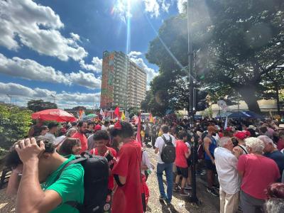 Ato reúne centenas na Praça Raul Soares, em Belo Horizonte