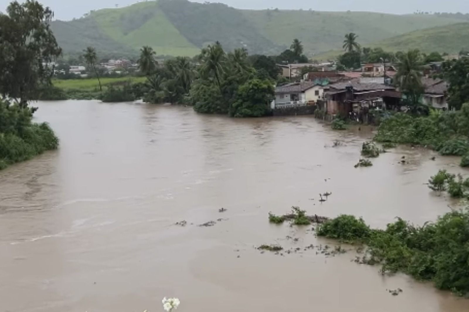 Cidades em Pernambuco registram alagamentos após chuvas intensas
