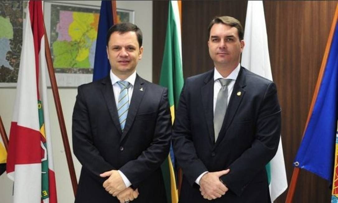 Flávio Bolsonaro visita Anderson Torres e volta a falar em 'perseguição' após atos do 8/1
