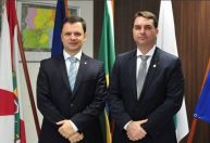Flávio Bolsonaro visita Anderson Torres e reforça 'perseguição' após atos do 8 de janeir