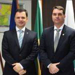 Flávio Bolsonaro visita Anderson Torres e reforça 'perseguição' após atos do 8 de janeir