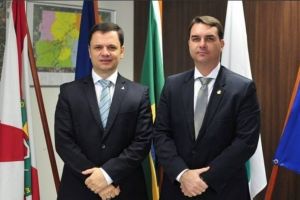 Flávio Bolsonaro visita Anderson Torres e volta a falar em 'perseguição' após atos do 8/1