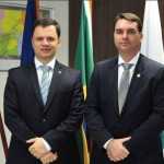 Flávio Bolsonaro visita Anderson Torres e volta a falar em 'perseguição' após atos do 8/1